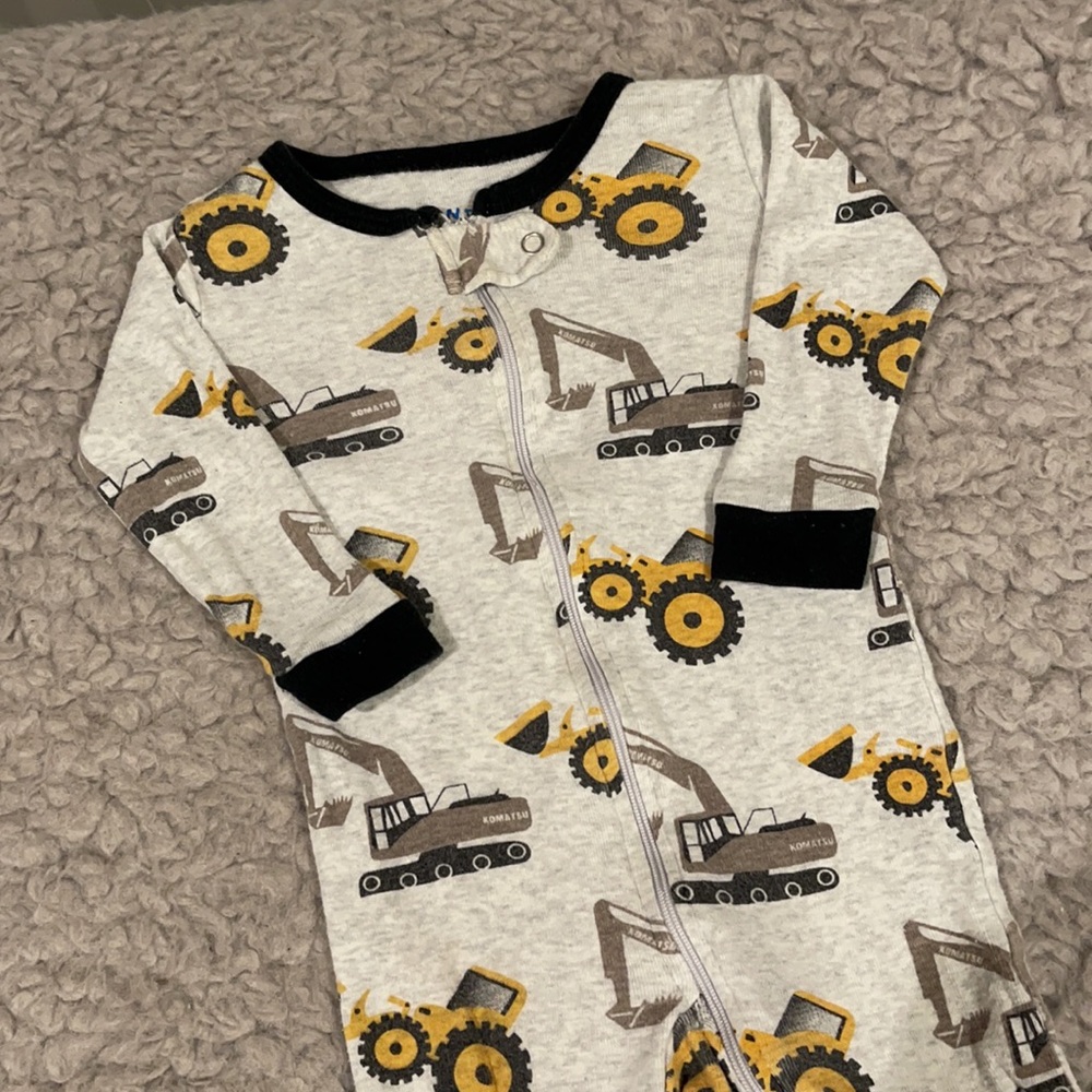 4 Piece - Onesie Bundle ๐๐ฉ๐ปโ๐โฐ๐ - Picture 2 of 5